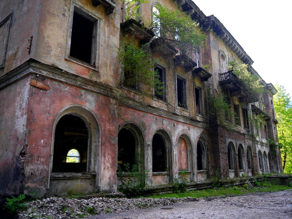 Шахтерский поселок Акармара в Абхазии оказался заброшенным с распадом СССР, а сейчас является известным сталкерским объектом.