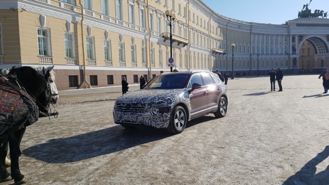 Volkswagen Touareg на Дворцовой площади, фото "Автовести"