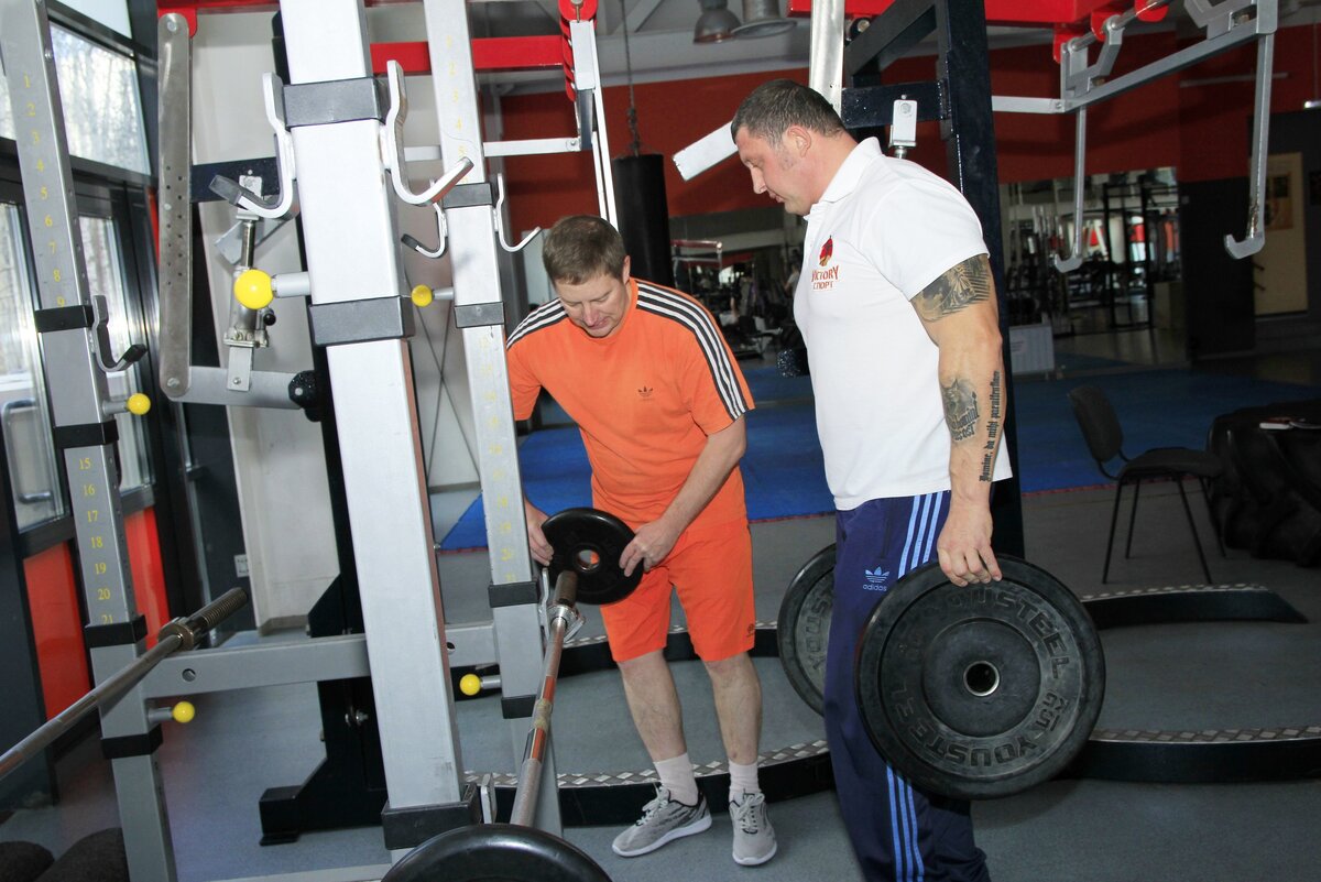 Титулованный тренер "VICTORY Спорта" Дмитрий Косарев ведет персональную тренировку
