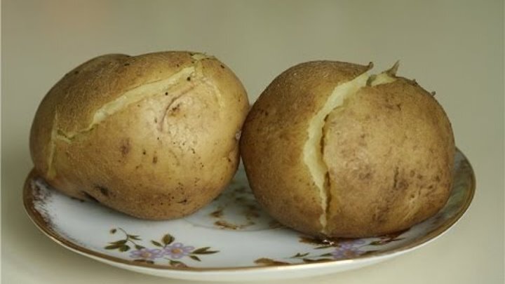Картошка, приготовленная в мундире, – одно из самых известных нам еще с детства блюд. Невозможно представить повседневное меню без этого продукта на столе. Для того чтобы оно было и вкусным, и полезным, необходимо уметь его правильного приготовить, что совершенно не сложно, если знать правильные рецепты.