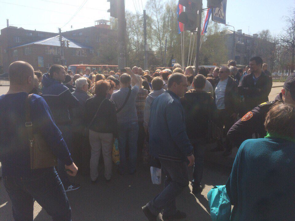    В Нижнем Новгороде около 300 человек собрались на стихийный митинг у здания компании «Волгаэнергосбыт», расположенного по адресу: проспект Ильича, дом 5.