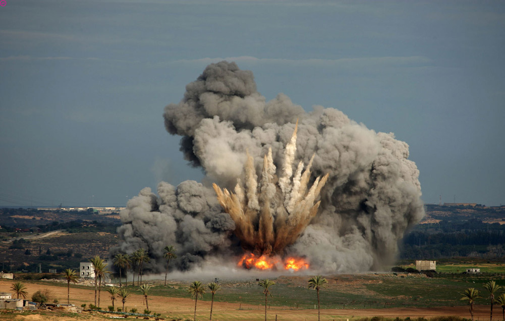   МОСКВА, 9 мая — РИА Новости. В Сети появилось видео, на котором запечатлены последствия ракетного удара израильских военных в районе Кисва под Дамаском.