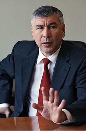 Родился в 1953 году в Ленинграде, русский.В 1976 году окончил Политехнический институт им М.И. Калинина по пециальности "инженер-металлург", с 2002 года - слушатель программы "МВА - финансы" Государственного университета - Высшей школы экономики.В официальной биографии Боярскова обнаруживается пробел в несколько лет - обычно это означает, что человек работал в КГБ. О его причастности к спецслужбам говорит и тот факт, что его кандидатура рассматривалась на пост руководителя службы безопасности Центробанка" ("Коммерсантъ", 20 апреля 2004). Не отрицает своей принадлежности в прошлом к спецслужбам (НГ: 21.02.2005). 
В 1991 - 1994 гг. - заместитель председателя Куйбышевского райсовета в Санкт-Петербурге.В 1994-2001 гг. - соучредитель и/или руководитель еще 9-тии коммерческих структур в Санкт-Петербурге (ЗАО "Битин" - соучредитель с 07.04.1994 и руководитель, ООО "Форвард" - соучредитель с 20.11.1996, ООО "Петербургские продукты" - соучредитель с 29.04.1997 и руководитель, "Параллель" - с 26.08.1997 соучредитель и руководитель, ООО "Петростройкомплект" - соучредитель с 29.04.1997, ООО "На Загородном" - соучредитель с 9.04.1997, ООО "Типография "Еврокопия" - соучредитель с 07.05.1998 и руководитель, ООО "Полиграфический комплекс" - соучредитель с 29.07.1998 и руководитель, ООО "Частное охранное предприятие "Ковчег" - соучредитель с 21.12.1998). 
С 2001 года - вице-президент банка "Еврофинанс" по инвестиционным программам (президент банка - В.Столяренко). Курировал инвестиционные программы, в том числе пакеты акций холдинга "Газпром-Медиа", ТРК "Петербург".

В апреле 2004 года был назначен и.о. директора Департамента лицензионной работы Министерства культуры и массовых коммуникаций РФ.

23 июня 2004 назначен руководителем Федеральной службы по надзору за соблюдением законодательства в сфере массовых коммуникаций и охраны культурного наследия.

Считается креатурой Игоря Сечина.

Увлечения - баскетбол, подводное плавание, фотография.

Женат; двое сыновей