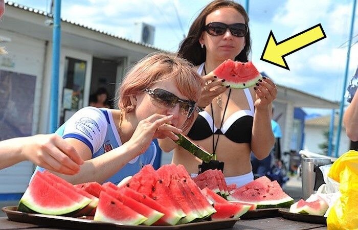  
Как туристы «старой закалки» поступают с арбузом.
