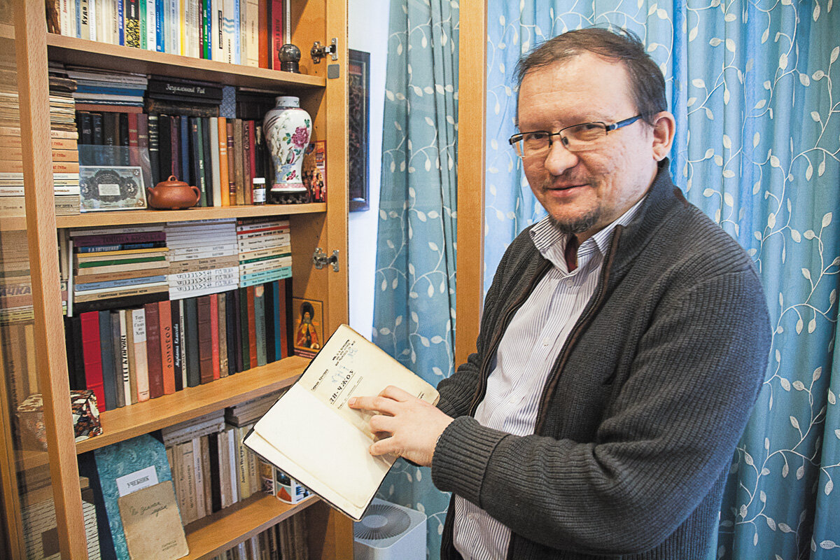 Михаил показывает книгу Германа Кочурова "Ли-чжоу. Роман из китайской жизни" с автографом писателя "сослуживцу". Издана в Шанхае в 1939 году
