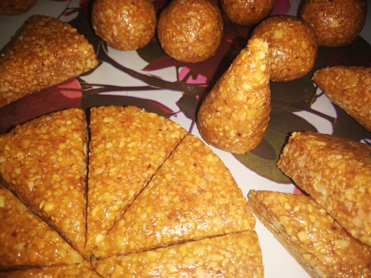 Фруктовый сок и курага, сахар и орехи, немного волшебства и вуаля... Вкусные натуральные конфеты готовы радовать вас и ваших близких!