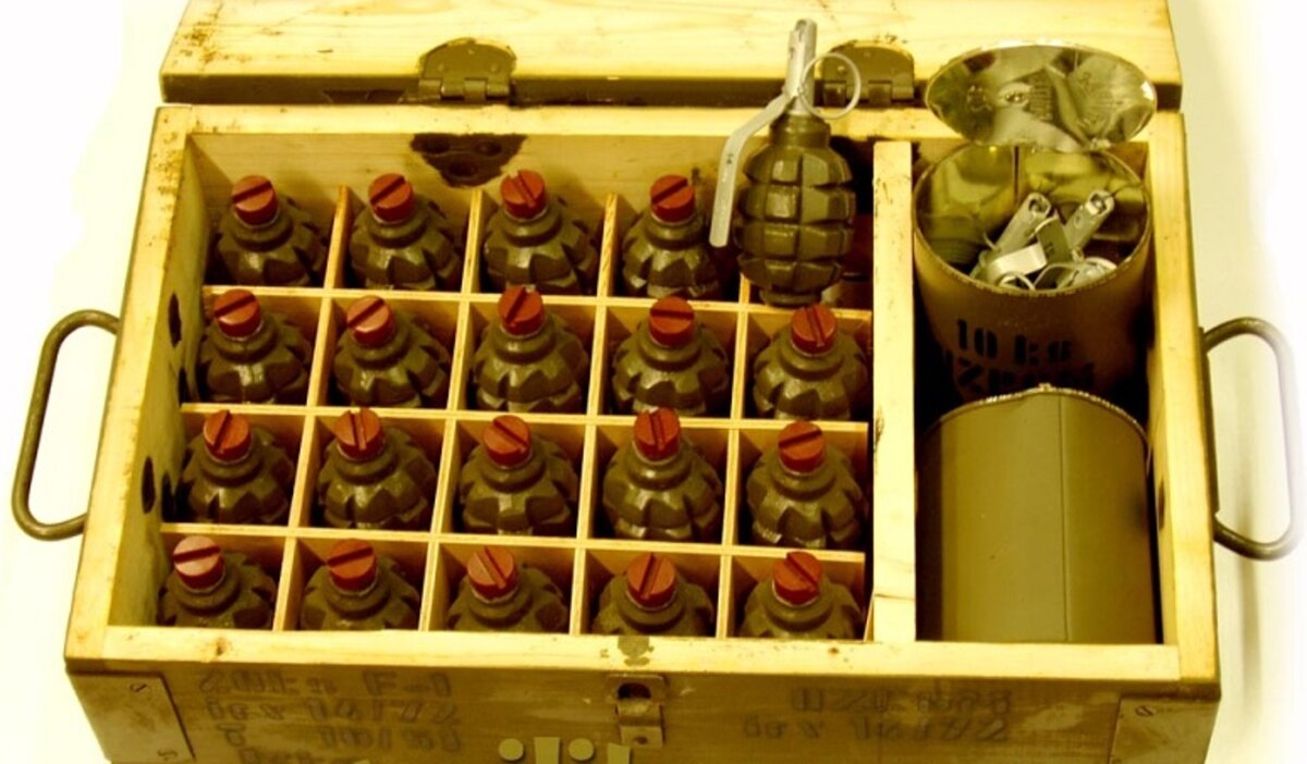 Как хранить гранаты. Ящики с ручными гранатами. Хранение гранат и запалов. Ящик для гранат ргд 5. Как хранить гранаты.