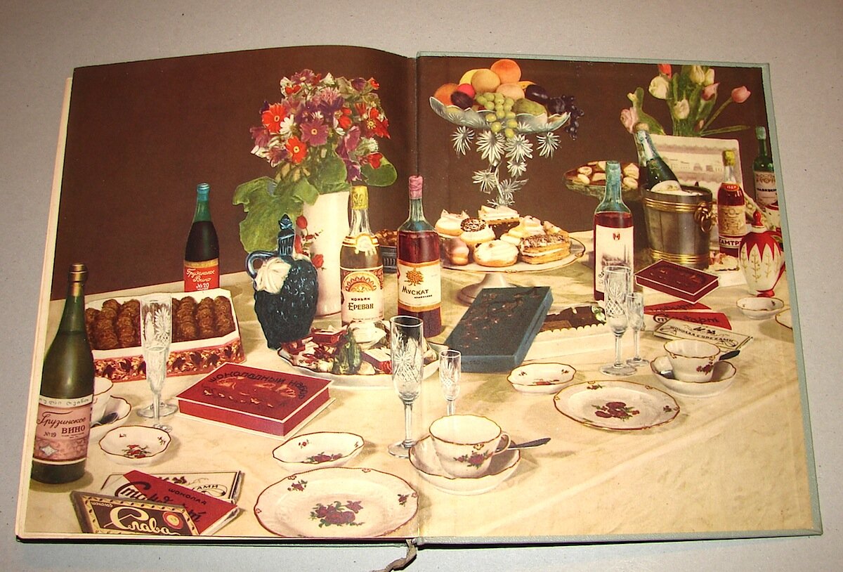 Вот она в "Книге о вкусной и здоровой пище" - дулёвская сирень (или еще какой-то цветочек), без единого отступления от канона. За исключением ЛФЗ-шного фиолетового графина "Виноград" - вероятно, его подобрали "в тон".