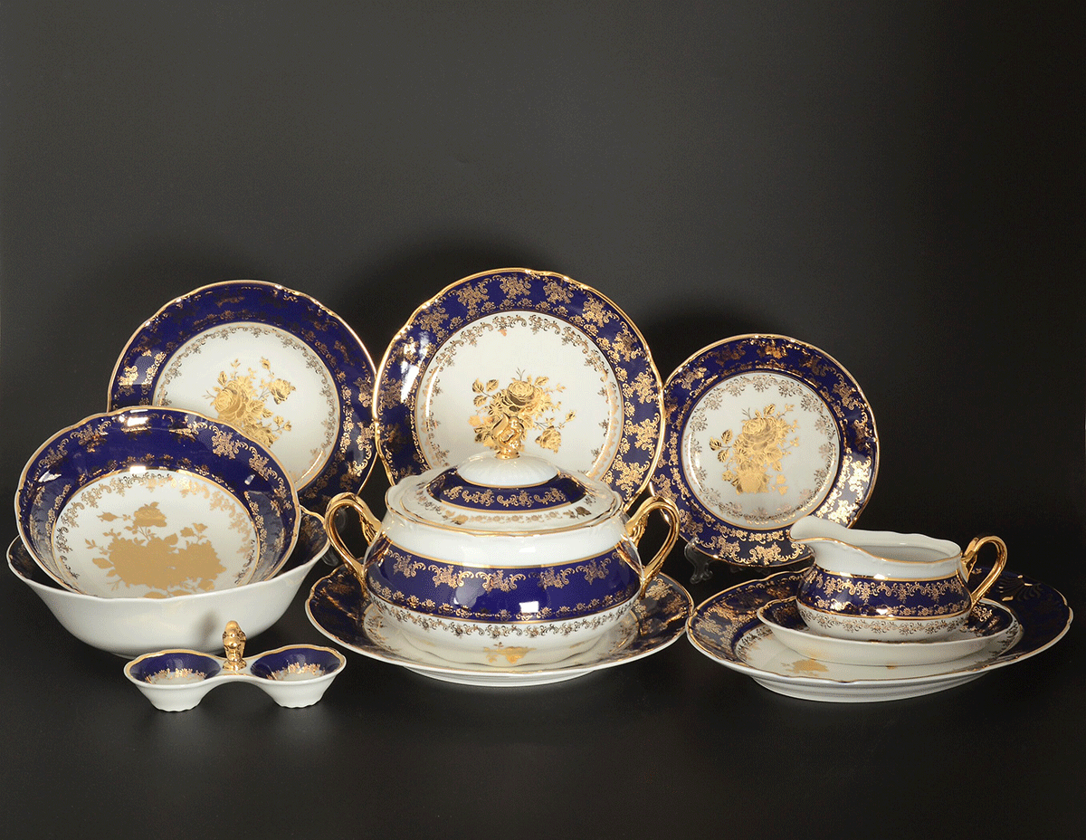 Любимая нашими мамами чехословацкая фабрика Thun, декор "Констанция". Много золота и кобальта... и похоже на официальный прием в провинции.