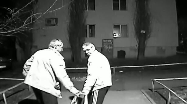 Камеры видеонаблюдения засняли двух мужчин, тащивших тело своего друга, который умер во время водку пить сеанс (изображение: ЕКС)