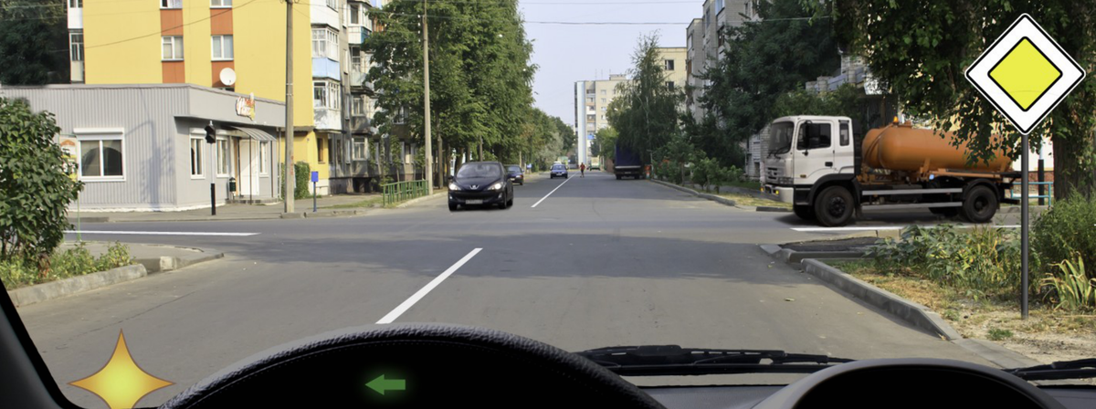 
1. Уступить дорогу только легковому автомобилю.
2. Уступить дорогу обоим транспортным средствам.
3. Проехать перекресток первым.