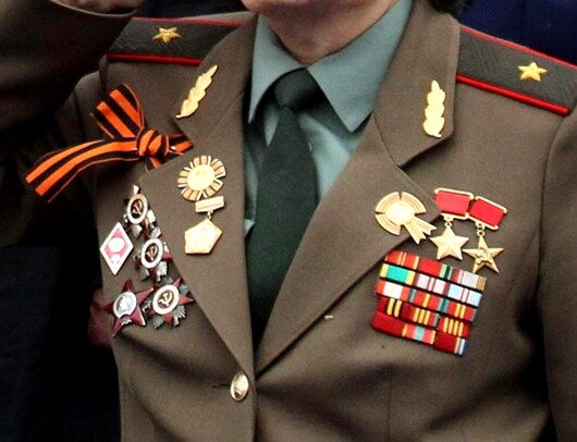 Пример фальшивого ветерана с винегретом медалей