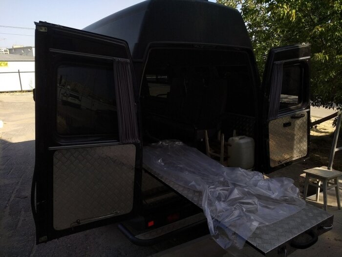 
Журналисты узнали, что в нарушение требований закона и СанПина, здание муниципального учреждения наполовину принадлежит похоронному бюро, более того, офис памяти находится в непосредственной близости к корпусу морга. (Согласно СанПиН 2.1.2882-11 – такое расстояние должно быть не менее 50 метров).