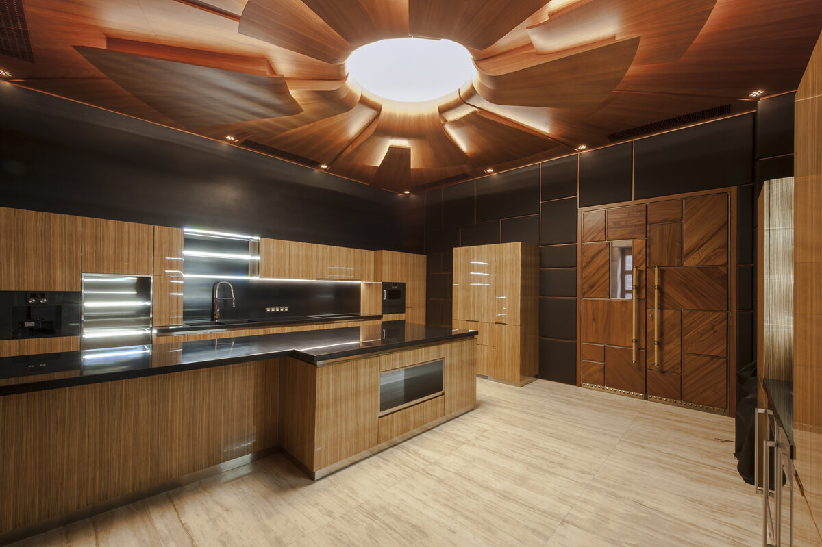 Кухня. Современный интерьер частной резиденции 4500 кв.м. в Московской области. Дом оборудован Системой центрального пылеудаления Блиццард рассчитанной на 4 одновременно работающих операторов.