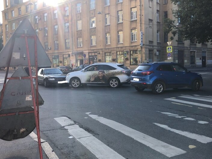 ДТП на Железноводской улице в Петербурге. Фото: группа "ДТП и ЧП Петербург" в социальной сети "Вконтакте"