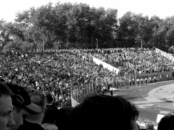 90-е годы, почти всегда заполненный футбольный стадион, на котором мы, ещё совсем пацаны, собирали пустые пивные бутылки "чебурашки" и зарабатывали свои первые карманные деньги...