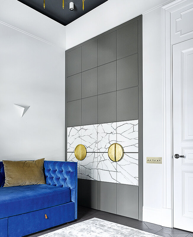 Проект Катерины Лашмановой. Темный потолок придает интерьеру особый шарм: на нем красиво выглядит и латунная люстра Circalight.