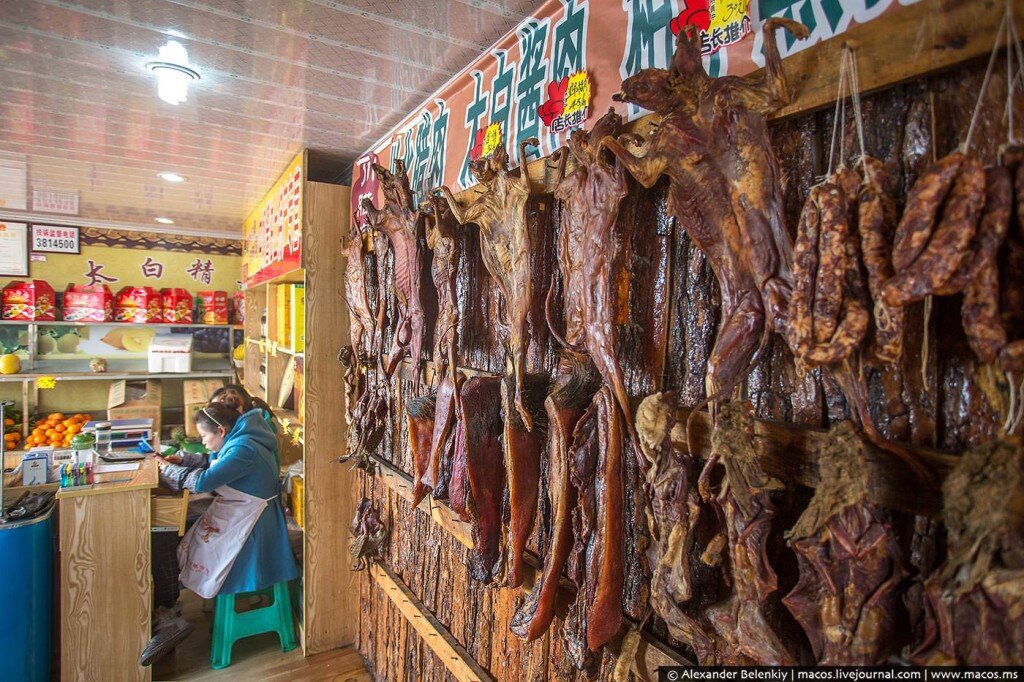 
В Сычуане традиционно сушат мясо зверей, рассечённых на две половины. Забивают, разрубают и оставляют сушиться, как есть.