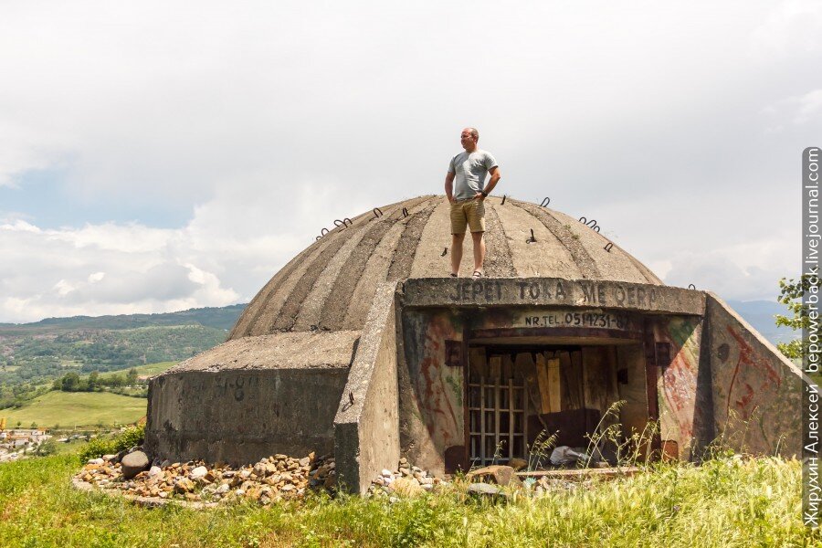 
С 1944 по 1985 года страной правил албанский диктатор Энвер Ходжа. Он был ярым поклонником коммунистический идей и вовсю пытался воплотить их в родной Албании. На протяжении 40 лет правления Ходжа был в страхе перед иностранным вторжением, поэтому Албания оказалась за железным занавесом, и по всей стране стали строить бункеры для укрепления обороноспособности государства. В годы его диктатуры русскоговорящие албанцы шутили, что столица их государства названа в честь тирана. Что касается железного занавеса, то по он открылся по сути не так давно, в начале 90-ых как и наша страна, поэтому, имея хорошие ресурсы в плане климата и теплого моря, Албания только сейчас начинает вставать на рельсы развития туризма, хотя ближайшие соседи - Черногория и Греция занимаются этим уже давно.
