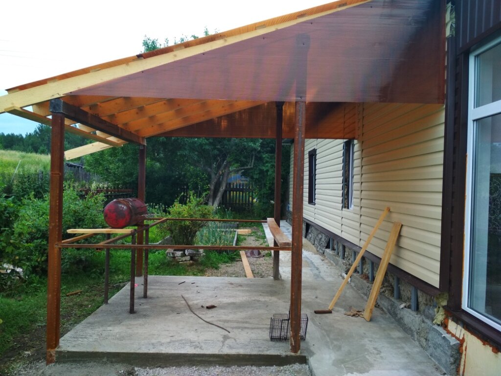 Торцы зашил поликарбонатом, получилось не совсем до конца, так как в размерах был ограничен