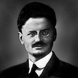 Лев Дави́дович Тро́цкий - (настоящее имя Лейба Давидович Бронштейн,псевдонимы - Перо́, Антид Ото, Л. Седо́в, Стари́к ).Идеолог троцкизма — одного из течений марксизма.Один из основателей и идеологов Коминтерна, член его Исполкома. В первом советском правительстве — нарком по иностранным делам, затем в 1918—1925 — нарком по военным и морским делам и председатель Реввоенсовета РСФСР, затем СССР.В 1927 году был снят со всех постов и отправлен в ссылку; в 1929 году — выслан за пределы СССР. В 1932 году лишён советского гражданства. 