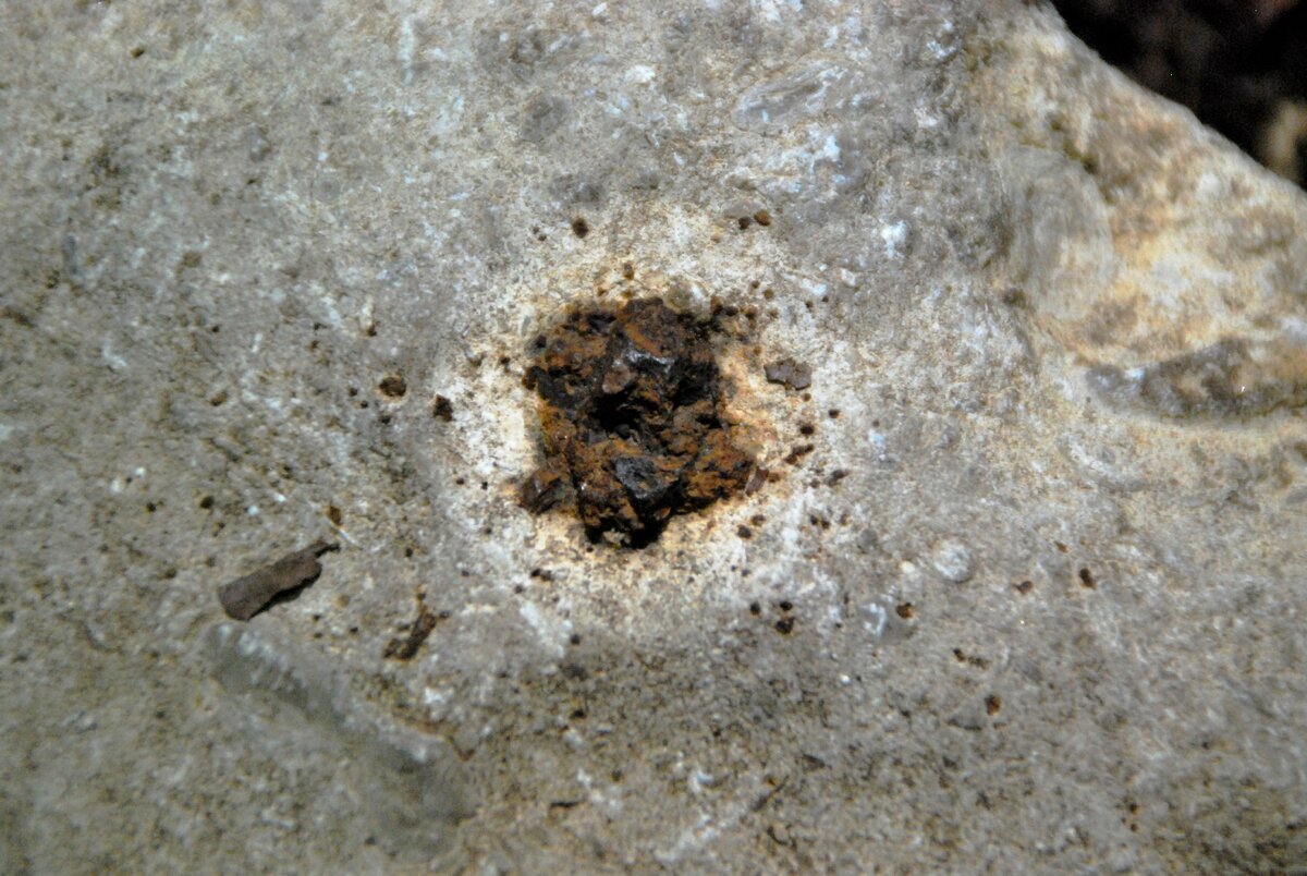 Метеорит в камне на Бойке (Крым)