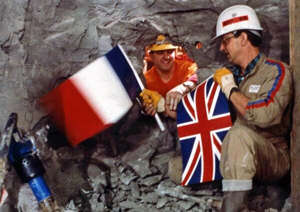 Рис. 1. Встреча строителей, буривших британскую и французскую части служебного тоннеля навстречу друг другу