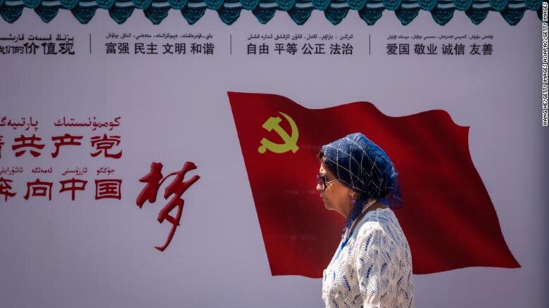 Пропагандистский постер в Урумчи. Фото: CNN.