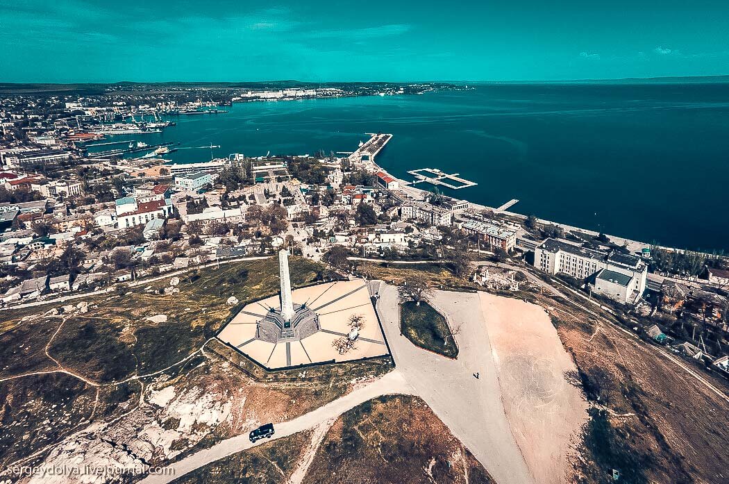 Путешествуем по Крыму  Самое первое место куда мы поехали с девушкой это было Розовое озеро, оно находиться в Керчи,  это очень красивый город, где много достопримечательностей. Этому городу не одна тысяча лет. Расположенная в восточной части полуострова, Керчь известна не только своей богатой историей, но и имеет статус крупнейшего экономического и туристического центра Крыма. 
 Древний город всего мира
Считается, что Керчь – один из старейших городов мира, ему более 3 тысяч лет.
До нашей эры здесь жили греки. Археологи нашли остатки поселения под названием Пантикапей. Это был целый город, служащий ко всему прочему столицей.
 Этот город тихий, да может мне и даже люди показались странными но это уже мои фобии . Вообще, история Керчи окутана тайнами и загадками. На территории обнаружены сотни и тысячи курганов. Специалисты считают, что остатки, найденные в них – это гробницы древних греков.
Керчь была для греков огромной плантацией для сельского хозяйства.

При Османской империи в Керчи была построена крепость, служащая защитой от вражеских войск. 

Когда территория стала принадлежать России, она не имела должного развития. И только в 1846 году там построили завод. И с тех пор Керчь начинает свое развитие как экономический центр



Во время Второй мировой войны в Керчи шли кровавые бои. Наверное, нет здесь семьи, кого бы не коснулось эхо войны. Сегодня Керчь носит звание города-героя.
Сейчас Керчь встречает всех туристов, захотевших побывать в славном городе и в Крыму. Она открывает свои двери в царство загадок, красоты и великолепных достопримечательностей.
Инфраструктура Керчи
На стыке Черного и Азовского морей, в Керченском заливе существует город Керчь. Это развитый и крупный город, третий по величине после столицы Крыма и Севастополя. Керчи повезло – она вобрала в себя целых два моря. А значит, и отдых здесь разнообразен и комфортен.
Население: 146 256 человек 
Протяженность: 109 квадратных километров 
Индекс: 298300
Керчь – портовый центр. Сегодня Керченская переправа – пока единственная, кроме воздушного пространства, дорога, соединяющая Крым с остальной частью России. Транспортное сообщение более чем развито.
В городе более 20 школ и детских садов, есть университеты, училища. Образовательная сфера хорошо представлена.
Местные жители трудоустроены в основном в промышленной сфере, потому как здесь работают судостроительный завод, стрелочное и металлургическое предприятия.


Здесь развиты порты: торговый и рыбный. Они также дают свои рабочие места.
Сегодня выгоднее всего работать на паромной переправе.
Отдельно здесь уделяют внимание туристическому направлению. Поэтому для туристов созданы все условия: кафе, бары, рестораны, развлечения, туры . 
Погода и климат
Кречинский мыс Фонарь – это самая восточная точка Крыма. Здесь нет людей, а вокруг только камни.
Здесь благоприятный климат для выращивания фруктов и ягод: гранат, виноград, яблоки.
Керчь не может похвастаться разнообразием флоры и фауны. Здесь растут в основном травы, кустарники, обитают грызуны и птицы. Однако в зимнее время можно увидеть множество лебедей – очень красивое зрелище.
В городе погода такая что лето жаркое и достаточно мягкая зима. Хотя в последнее время бывают ощутимые минусовые температуры зимой, до минус 10.
Средняя температура января — + 4 градуса. Часто можно ощутить холодные ветра.
Лето жаркое, местами влажное. Бывает период сильных дождей.
Средняя температура июля — +28 градусов. Часто воздух прогревается до +34 градусов.
Купальный сезон открывается уже в мае, заканчивается в октябре.
Средняя температура воды летом — + 24-+26 градусов.
Сквер Мира и большая лестница – куда сходить в Керчи
Керчь может похвастаться весьма интересными местами и достопримечательностями. К примеру, гордость города – гора Митридат. До сих пор ученые не могут разгадать все тайны этого места. Известно, что здесь в годы ВОВ наши солдаты мужественно сражались с фашистами, а ранее, более 20 веков назад на этой территории располагался греческий город. Туристы могут зайти на смотровую площадку, откуда Керчь видна как на ладони. 




Вход на гору насчитывает около 400 ступенек. Однако не волнуйтесь, туда попасть можно и на автомобиле.
6 достопримечательностей, которые стоит посетить в Керчи:
		Долина вулканов. Напоминает по своему виду маленький вулкан. Просто вместо опасной смеси, из него выходит глина, вода и пар. На самом деле, это интереснейшее место, где вокруг вас, как грибы, расположены маленькие и большие вулканы, которые еще и отличаются своей глубиной. Находится долина вулканов в селе Бондаренково, Керченского района
		Храм Иоанна Предтечи. Это памятник архитектуры, сохранившийся с древних времен. Выполнена в византийском стиле. Керчь, улица Димитрова 2
		Царский курган. Основан еще в 4 веке до нашей эры. Имеет узкий вход, в длину достигает 37 метров. Находится в поселке Аджимушкай
		Крепость Керчь. Построена в 1877 году. Имеет соединенные между собой проходы. Находится на улице Свердлова 22
		Склеп Деметры. Его обнаружили случайно в прошлом веке. Представляет собой элемент живописи 1 века! На стене изображена Деметра. Это богиня плодородия
		Крепость Ени-Кале. Датирована 18 веком. Для Османского государства служила защитой и обороной. Улица Сипягина
Погулять всей семьей можно по Александровской набережной. Вообще, это любимое место гостей города и местных жителей.
Активный отдых в Керчи
В городе развитая инфраструктура. Множество спортивных площадок, центров открывают для любителей активного отдыха приятный выбор. Здесь можно заняться парусным спортом, дайвингом. Кроме того, Керчь предлагает:
		Велосипедный тур к крепости Арабат. Маршрут включает посещение горячего источника, страусиную ферму. На велосипедах проезжают около 60 км!
		Серфинг. Для новичков проходит обучение. Находится на Аршинцевской косе
		Полет на воздушном шаре. Вместе с инструктором есть возможность подняться в небо и увидеть с высоты птичьего полета весь город
Также можно заказать любой тур в города Крыма: посетить Севастополь, Балаклаву, отправится в Ялту.
Куда сходить с детьми в Керчи?
Керчь – крупный курортный город, здесь полно развлекательных центров, детских кафе, куда можно сходить семьей. А еще, отведите ребенка на страусиную ферму «Экзотик». Море впечатлений гарантированно! Здесь можно посмотреть даже новорожденных страусят. На территории расположен ресторан, где после прогулки можно вкусно пообедать.
С детьми постарше можно отправиться смотреть местные достопримечательности, а также поиграть в волейбол на пляже, покататься на «банане» по морю.
Пляжи города
На территории Керчи есть несколько благоустроенных пляжей, где можно хорошо и с комфортом отдохнуть. Например:
		Пляж «Капканы». Дикий пляж в поселке Капканы. Не оборудован, но считается одним из самых чистых. Территория достаточно большая, пляж песчаный. Посетителей немного.
		Пляж «Молодежный». Расположен около парка имени Войкова. Полностью благоустроен. Пляжная зона имеет раздевалки, душ, туалет, мангалы, беседки. Здесь полно развлечений. Хороший вход в воду, можно отдыхать с детьми. Находится у Карантинного мыса
		Пляж «Москвоский». Один из лучших в Керчи. Здесь достаточно многолюдно, пляж хорошо оборудован. Несмотря на наличие душевых, раздевалок, развлечений для семейного отдыха, сюда не очень удобно приезжать с детьми. Спуск в воду для них не очень удобен
		Городской пляж. Имеется все для отдыха, в том числе и активного. Зонтики, шезлонги, катамараны. Хорошее место для отдыха с детьми




Где остановиться?
В Керчи огромный выбор жилья. Туристам предлагают отели, гостиницы, мини-отели, хостелы, гостевые дома. Кроме того, есть пансионаты, частный сектор. Дешевле всего обойдется снимать жилье у частников.
Как добраться до Керчи
Если вы путешествуете на машине, то сразу после паромной переправы вас ждет пункт назначения – город-герой Керчь.
Некоторые предпочитают лететь самолетом. Аэропорт находится в Симферополе. Из столицы Крыма в Керчь можно доехать несколькими путями:
		Электричка. Самый бюджетный вариант. Нужно сесть на электричку Симферополь-Джанкой, она идет в половине девятого вечера. В Джанкое пересесть на поезд до Керчи. Согласитесь, не самый лучший вариант
		Автобусом. Идет из центрального автовокзала Симферополя, а также автостанции «Курортная». Автобусы до Керчи ходят каждые полчаса. Путешествие займет около 5 часов
		Такси. Самый удобный, но и дорогой вариант. Лучше вызвать местное такси. Итоговая сумма составит около 3000 рублей 
Мы жили в палатках между морем и розовым озером, розовое оно из-за цветение, кстати небольшой лайфхак, там можно набрать лечебной глины) 
На самом деле в палатках, дикарями отдыхать намного классно. Но опасно, через сутки нас там встретила стихия, сносило палатку лил огромный дождь мы были все мокрые и дул безумный ветер, было страшно потому что мы были далеко от жилой местности рядом было лишь море, озеро и пустыня нас бы унесло в море, было очень страшно, мы сидели в палатке, держали ее чтобы она не улетела, сломаным ракушки,  которые были рассыпаны по всему побережью били нам в спину, был очень большой ураган. Рядом с нами отдыхало куча людей, которые тоже боялись, кричали, бегали и прятались. У кого была машина они боялись за машину, и прятались в ней. После уронена все вышли со своих укрытий и искали улетевшие вещи. Все стали такими дружными, начали общаться друг с другом и наливать вино в честь второго рождения. 
Да, может быть, вы бы не поехали туда, но в кажестве экстрима и новых ощущений я съезжу пожалуй туда ещё раз. Нам очень понравилось наше путешествие по Керчи, и мы отправились путешествовать дальше по Крыму 
Если кому-то интересно, куда мы отправились дальше, и как найти в Крыму приют и знакомых, и где лучше, и можно отдохнуть, пишите комментарии, подписывайтесь на мой канал, и я с радостью отвечу вам. 



