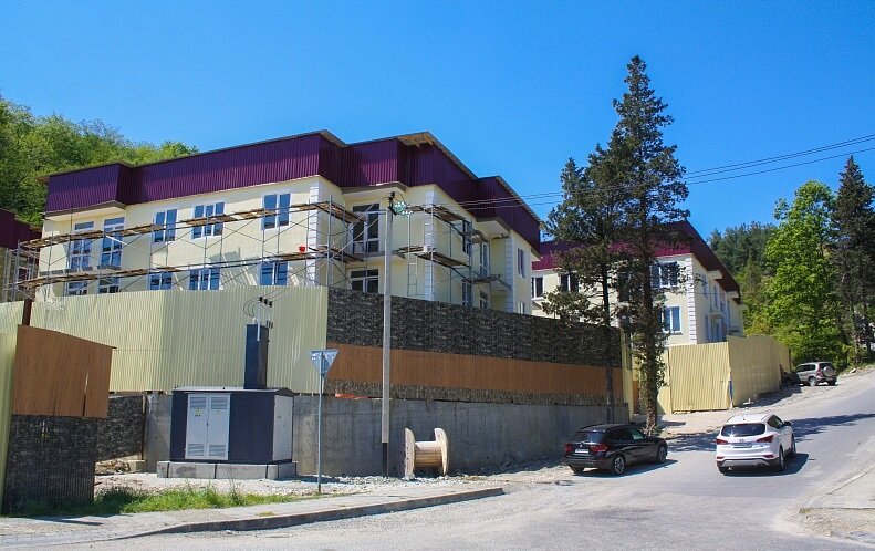 ЖК «Уютный Квартал» это комплекс 5-этажных домов комфорт-класса, расположенных на ул. Яна Фабрициуса. Центральные коммуникации, индивидуальное отопление (двухконтурный газовый котел). Вид на город, лесопарк. На придомовой территории располагаются: