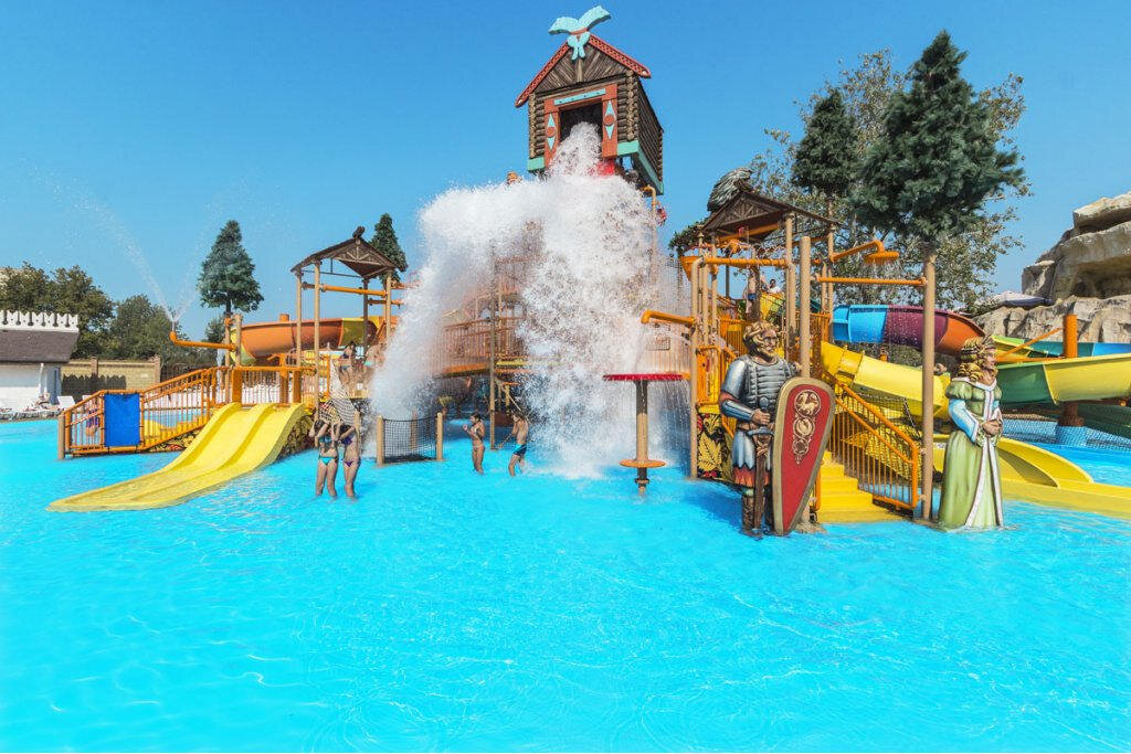 Аквапарк «У Лукоморья» расположен в самом центре и удобно разделен на зоны отдыха по возрасту. Здесь вы сможете порезвиться и с малышом, и с детьми постарше. 