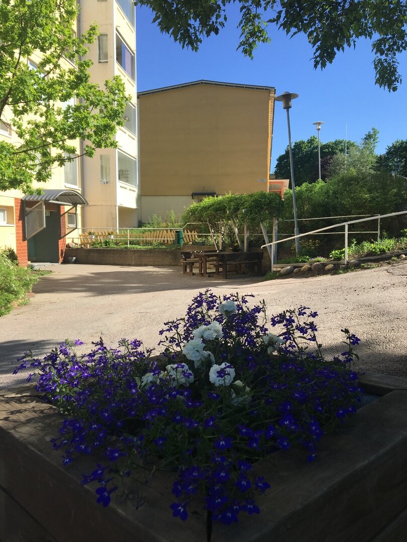 Около подъезда многоквартирного дома