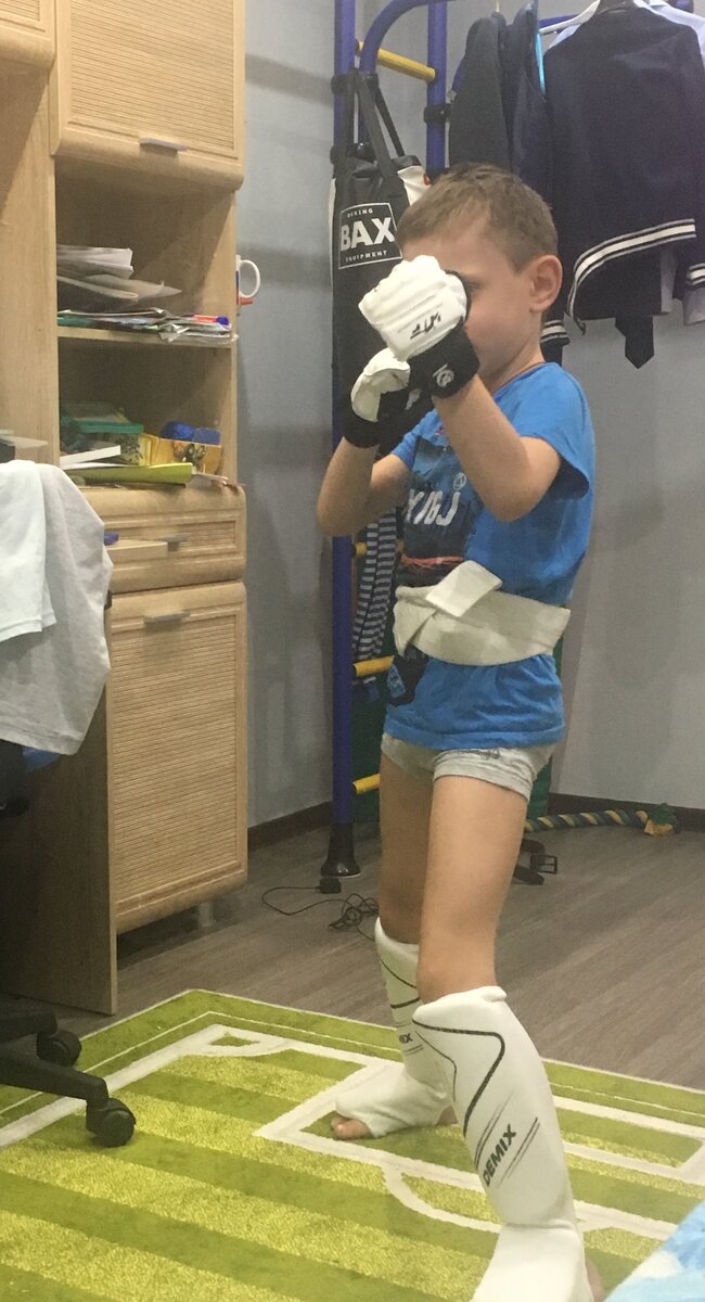 Рис: В снаряжении мой спортсмен. Источник: личное фото автора.