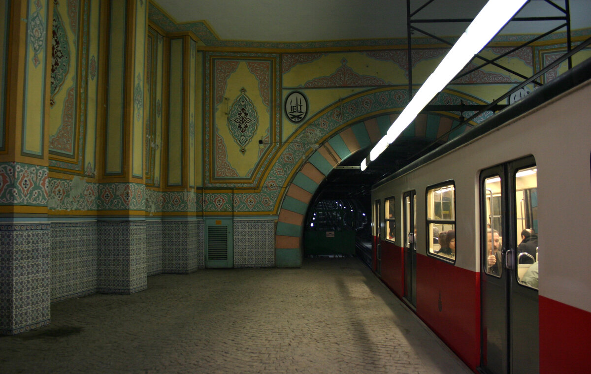 Станция "Karaköy" на линии "Tünel", (c) bertilvidet, CC BY 2.5