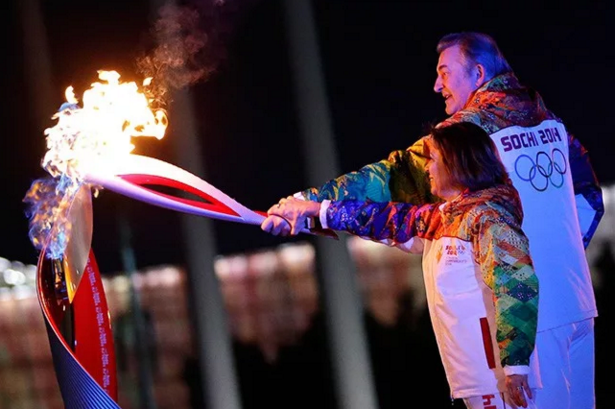 Оттуда в пляшущем свете факела поднимались пузырьки. Олимпийской огонь в Сочи 2014 Третьяк и Роднина.