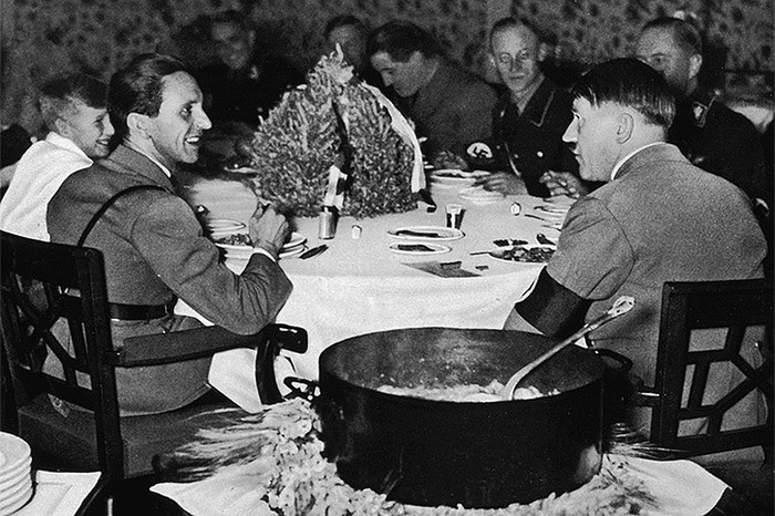 Лидер Третьего Рейха Адольф Гитлер и Йозеф Геббельс министр пропаганды и народного просвещения Германии, за рождественским обедом.