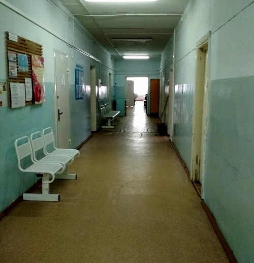 В нескольких шагах от того пешеходного перехода - напротив автовокзала - живёт-поживает местная поликлиника. Снаружи выглядит бодро, внутри же...  Интерьеры выполнены в лучших традициях бомбоубежища, пациенты слоняются из кабинета в кабинет в поисках специалистов, коих здесь осталось немного.