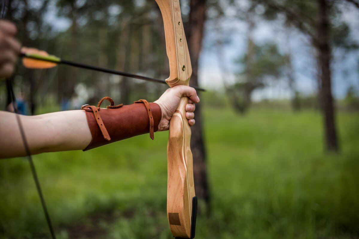 Как сделать стол лучника. Сара Боуман Archery. Елена Осипова лучница. Российская лучница Елена Осипова. Лук и стрелы.