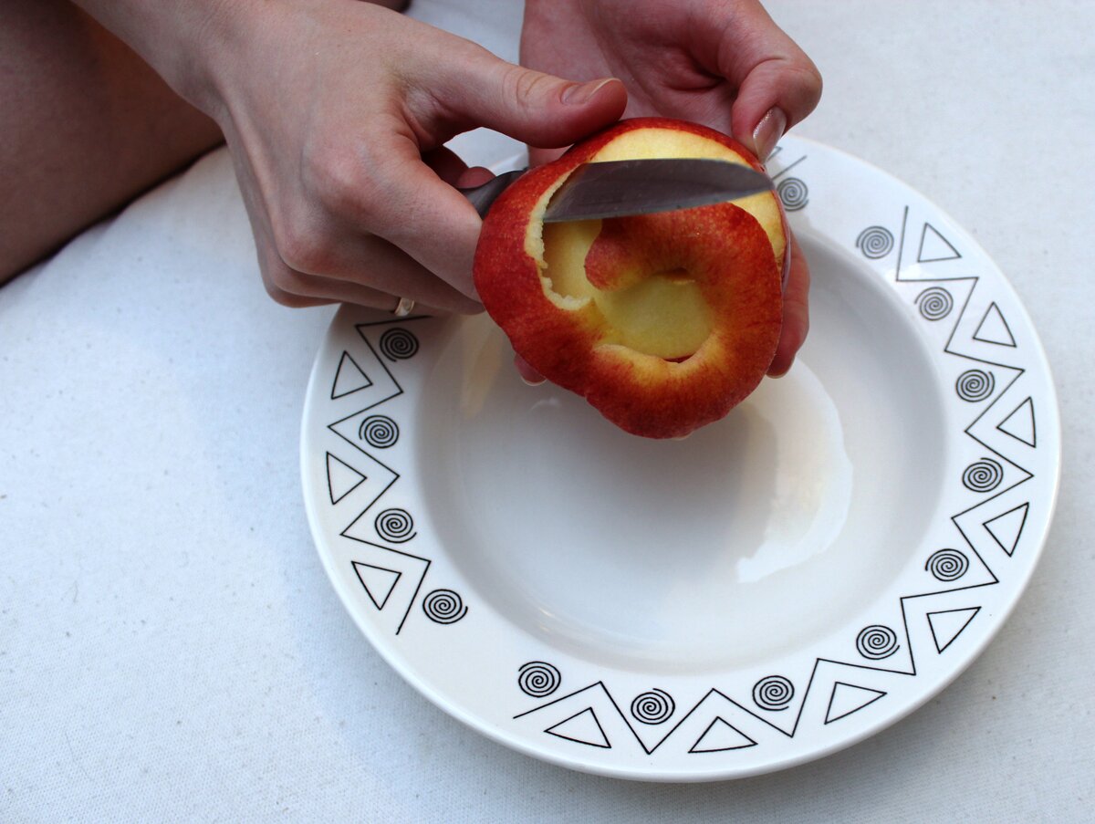 ОЧИЩАЙТЕ ФРУКТЫ И ЯГОДЫ ОТ КОЖУРЫ И КОСТОЧЕК