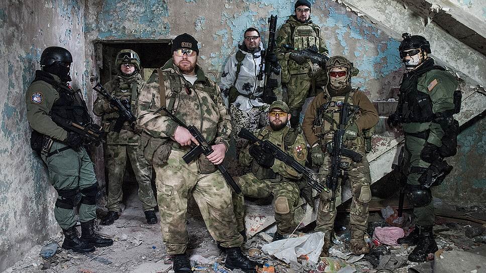 Андрей Крохин (в кадре стоит на первом плане). Заброшенный пионерский лагерь возле Ивантеевки, Московская область