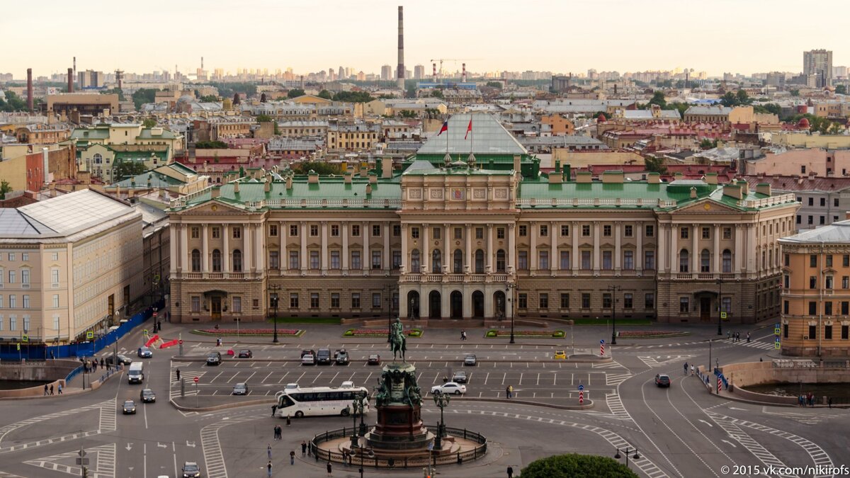 Вот так видно всю ширину необычного моста. 