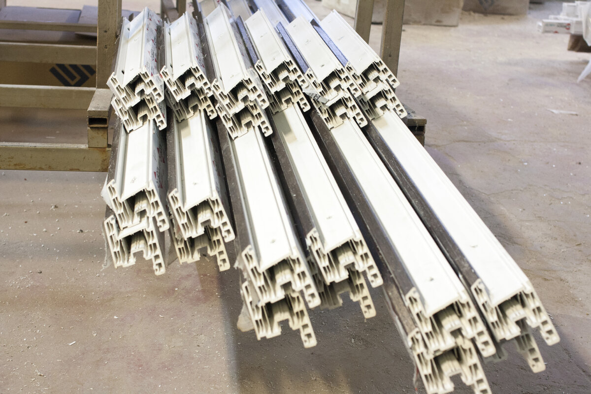 Вот так выглядят заготовки будущих окон у нас на производстве.