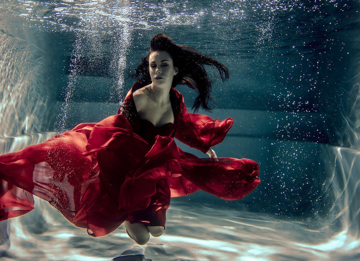 Water dress. Фотосессия в воде в платье. Фотосессия под водой. Фотосессия под водой в платье. Девушка в платье под водой.