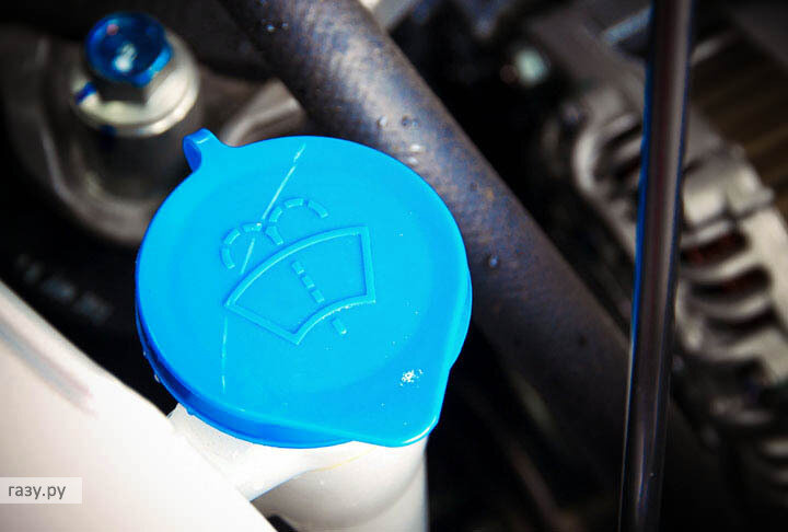 Изображение струйки жидкости на крышке бачка в мороз выглядит, как издевкаФото wiki.blamper.ru