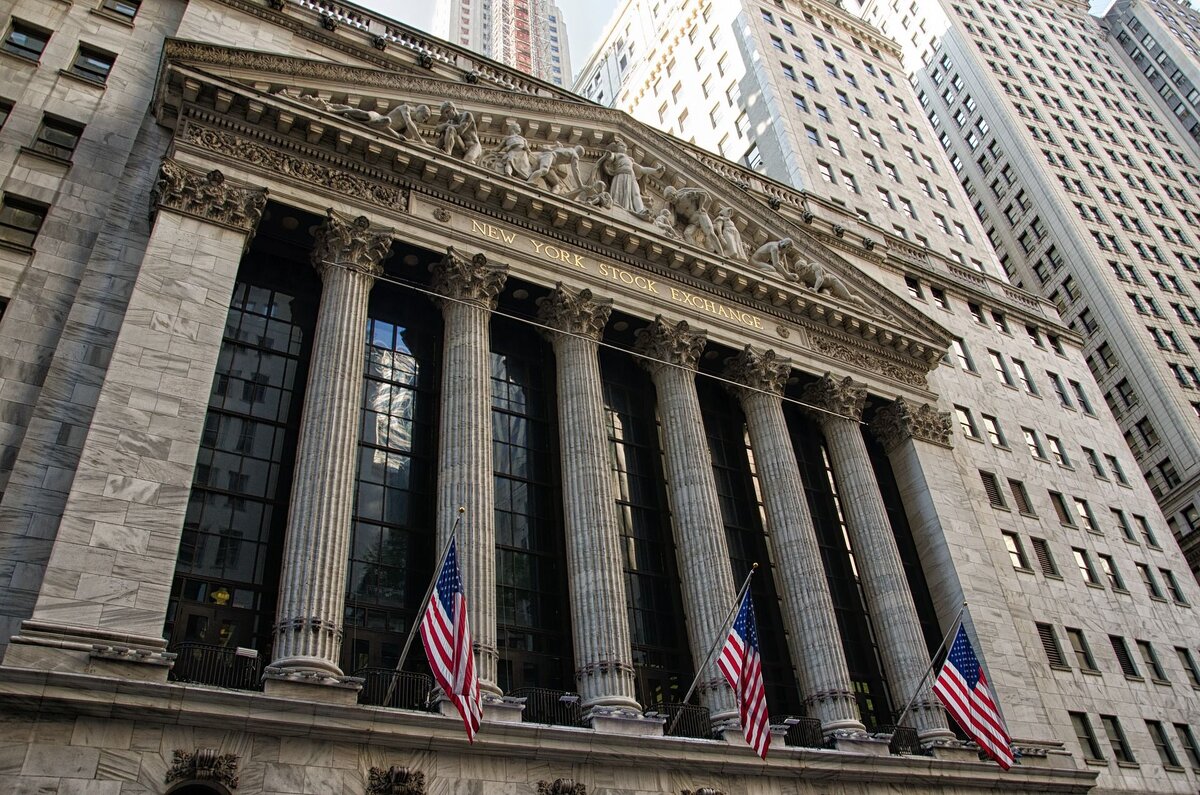 Одна из крупнейших в мире бирж - NYSE (New York Stock Exchange).