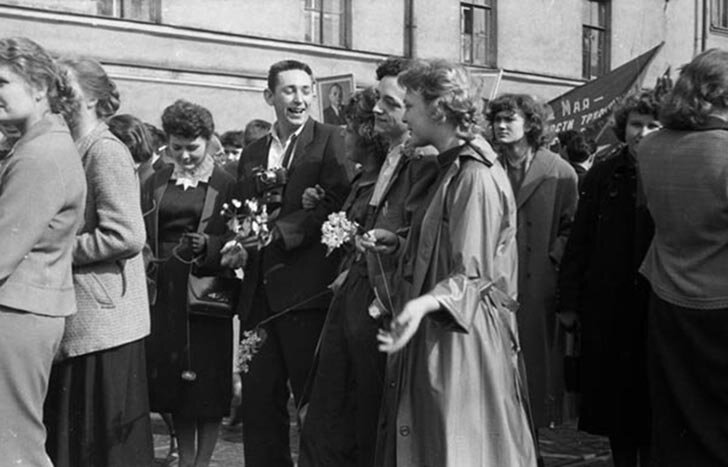 Студенты Ленинградского института киноинженеров. На первомайской демонстрации. Конец 1950-х. Автор: Лев Шерстенников