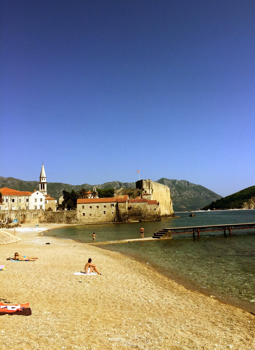 При планировании пляжного отдыха в Будве в Черногории лучше изучить информацию о пляжах заранее. Ведь выбор месторасположения жилья будет зависеть в том числе и от удаленности понравившегося вам пляжа.