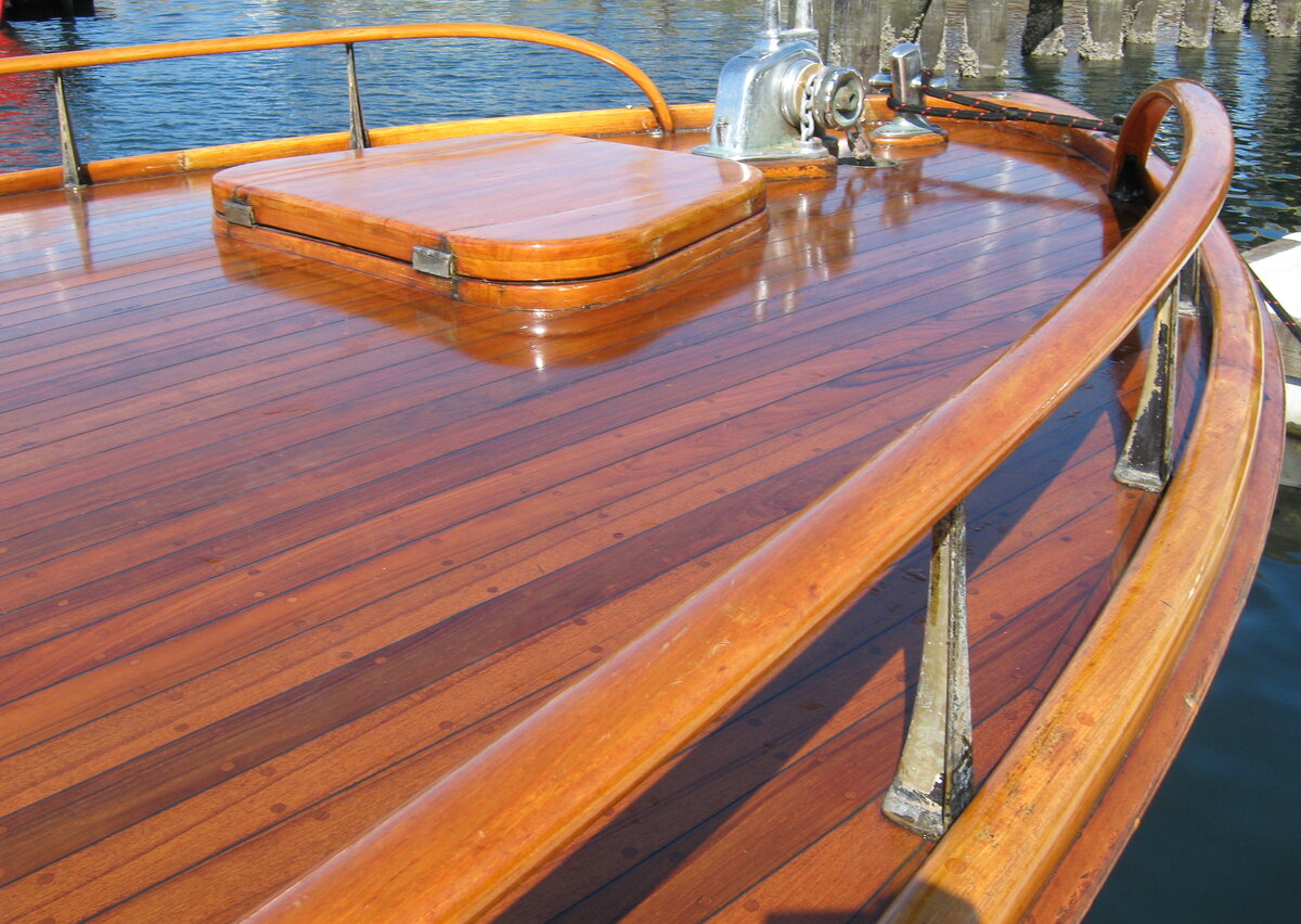 Дающий палубу. Тиковое дерево древесина. Тик — древесина тикового дерева. Тиковая палуба яхты. Палуба яхты тик.