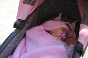 На фото плед КАПЮШОН розовый