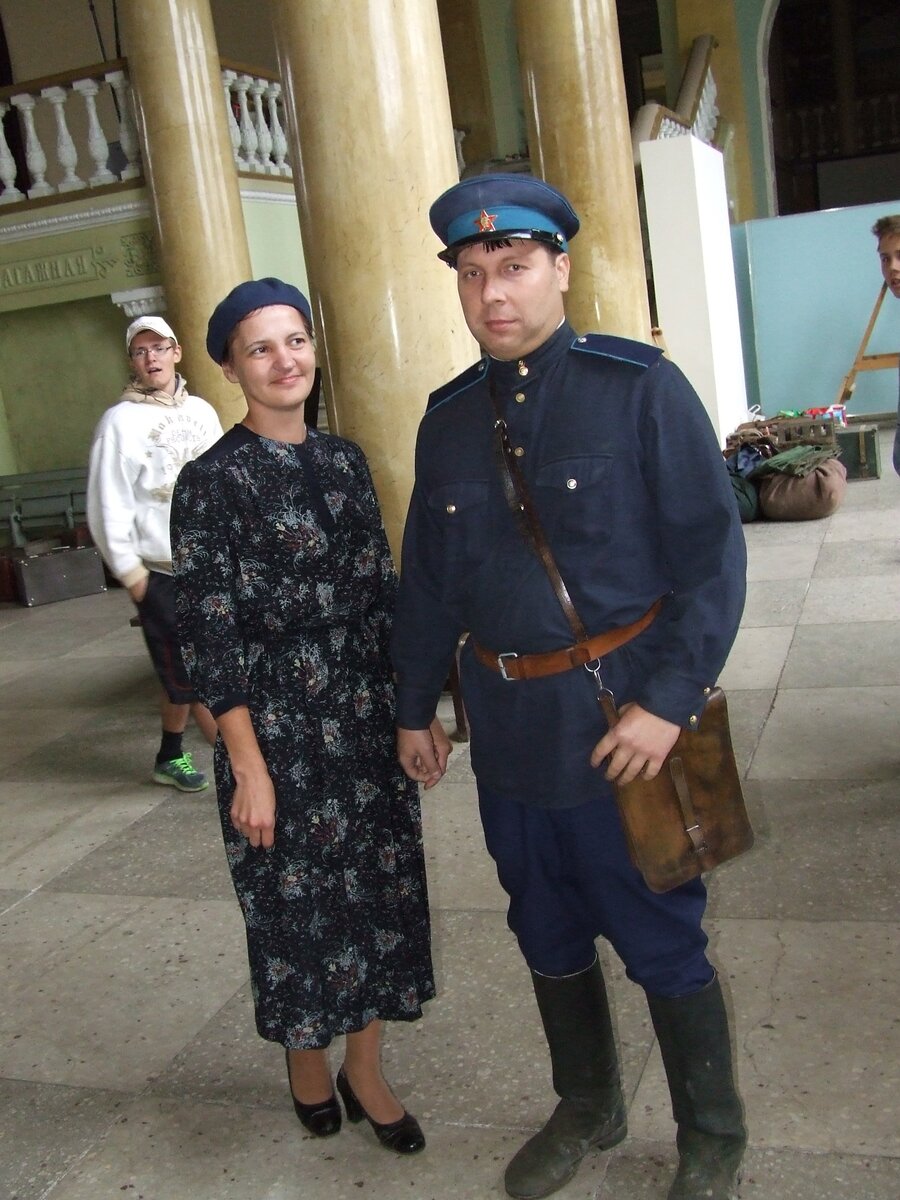 Сразу видно, кто в кадре во время съёмки  «Неопалимой купины» был не из той эпохи

